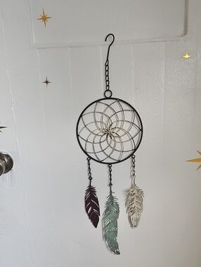 Metal Dreamcatcher Wall Hanging with Multicolor Feathers